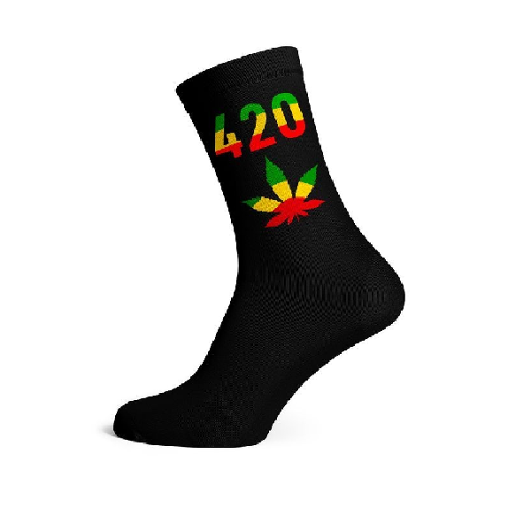 Calcetines para hombre con diseño cannábico y colores rasta de la marca Canna