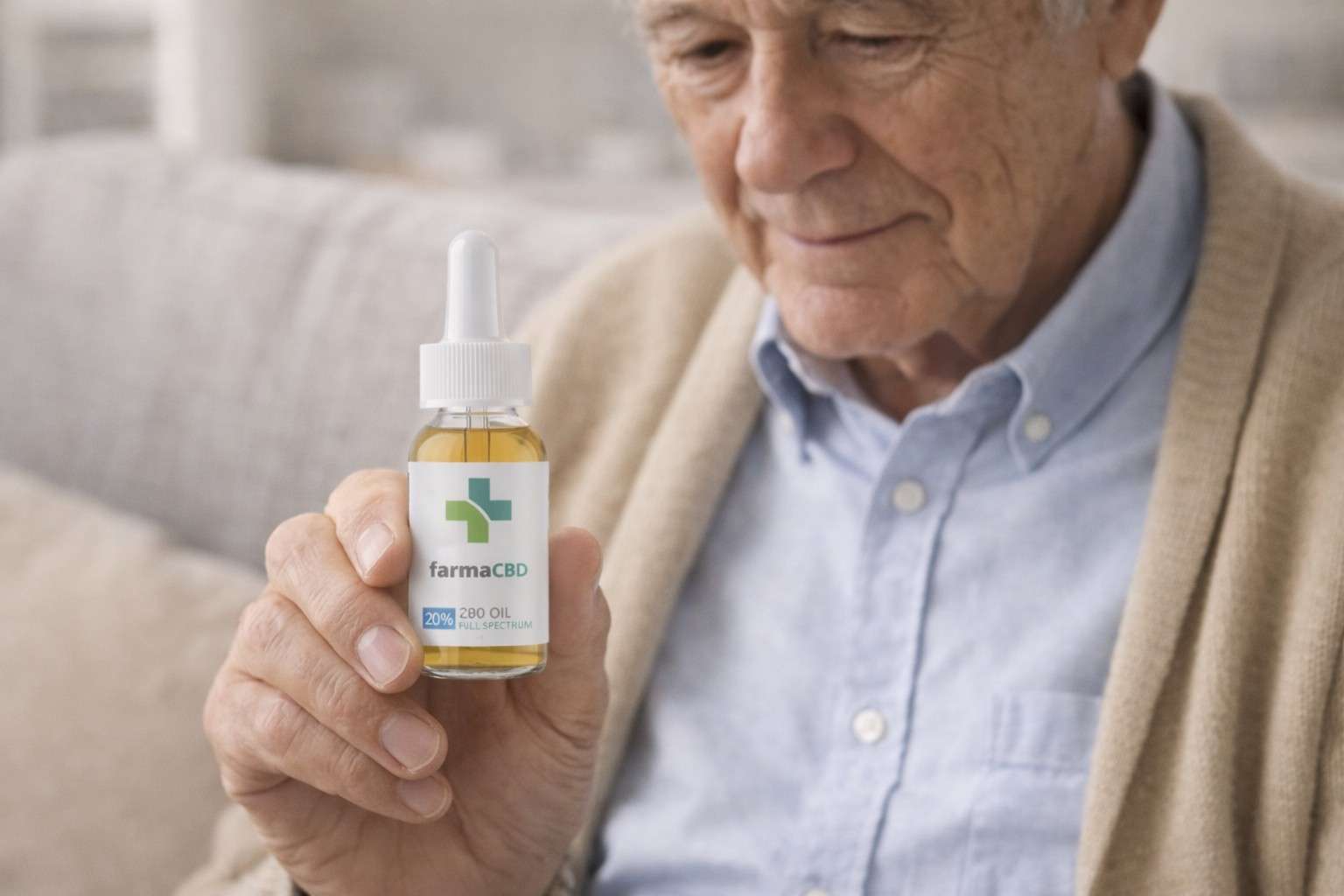 Mujer adulta sosteniendo un frasco de aceite de CBD para integrar en su rutina diaria de bienestar