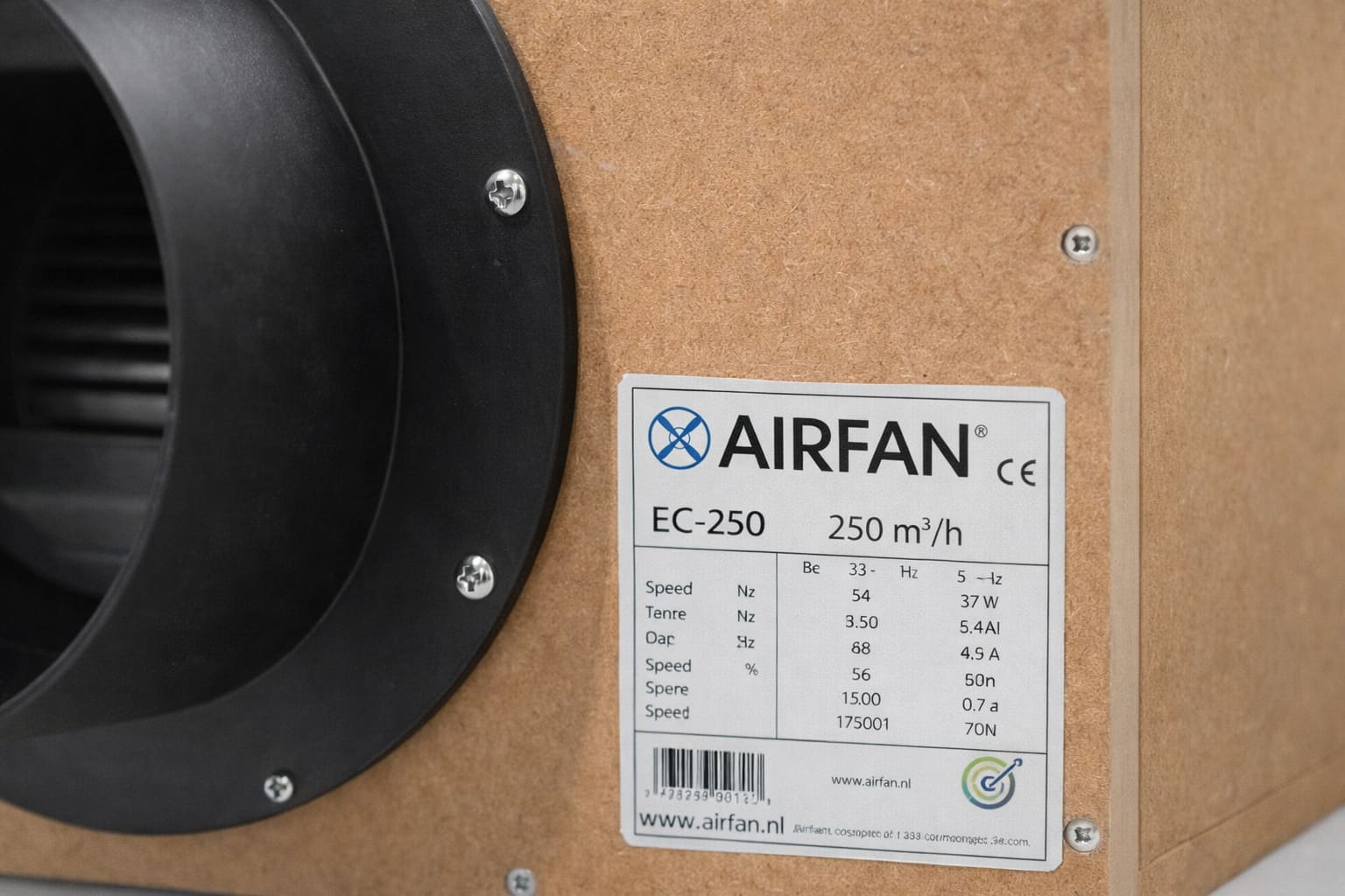 Detalle de la etiqueta técnica de una caja de ventilación AIRFAN EC-250 de 250 m3/h