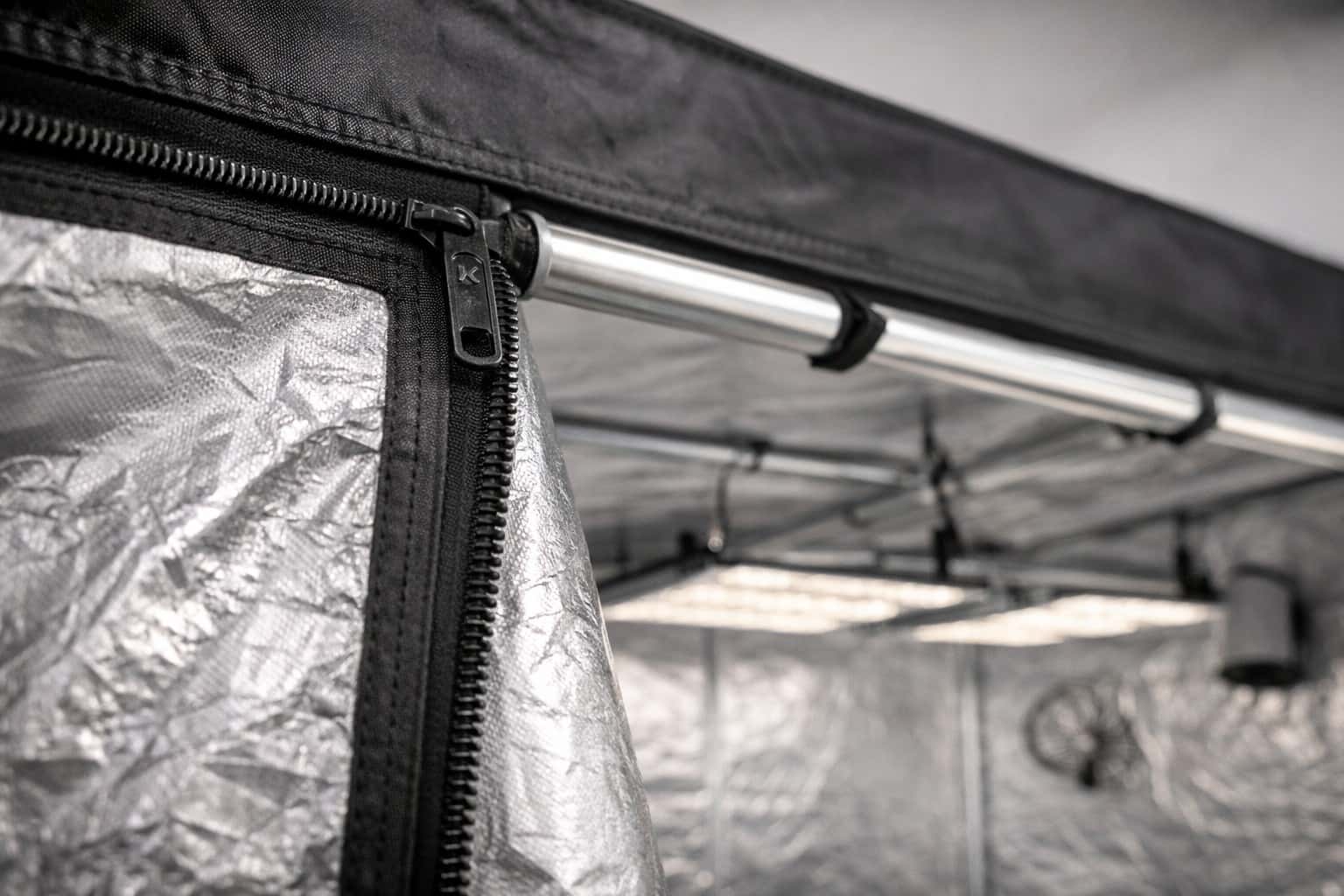 Interior de armario de cultivo indoor con lona reflectante y estructura reforzada