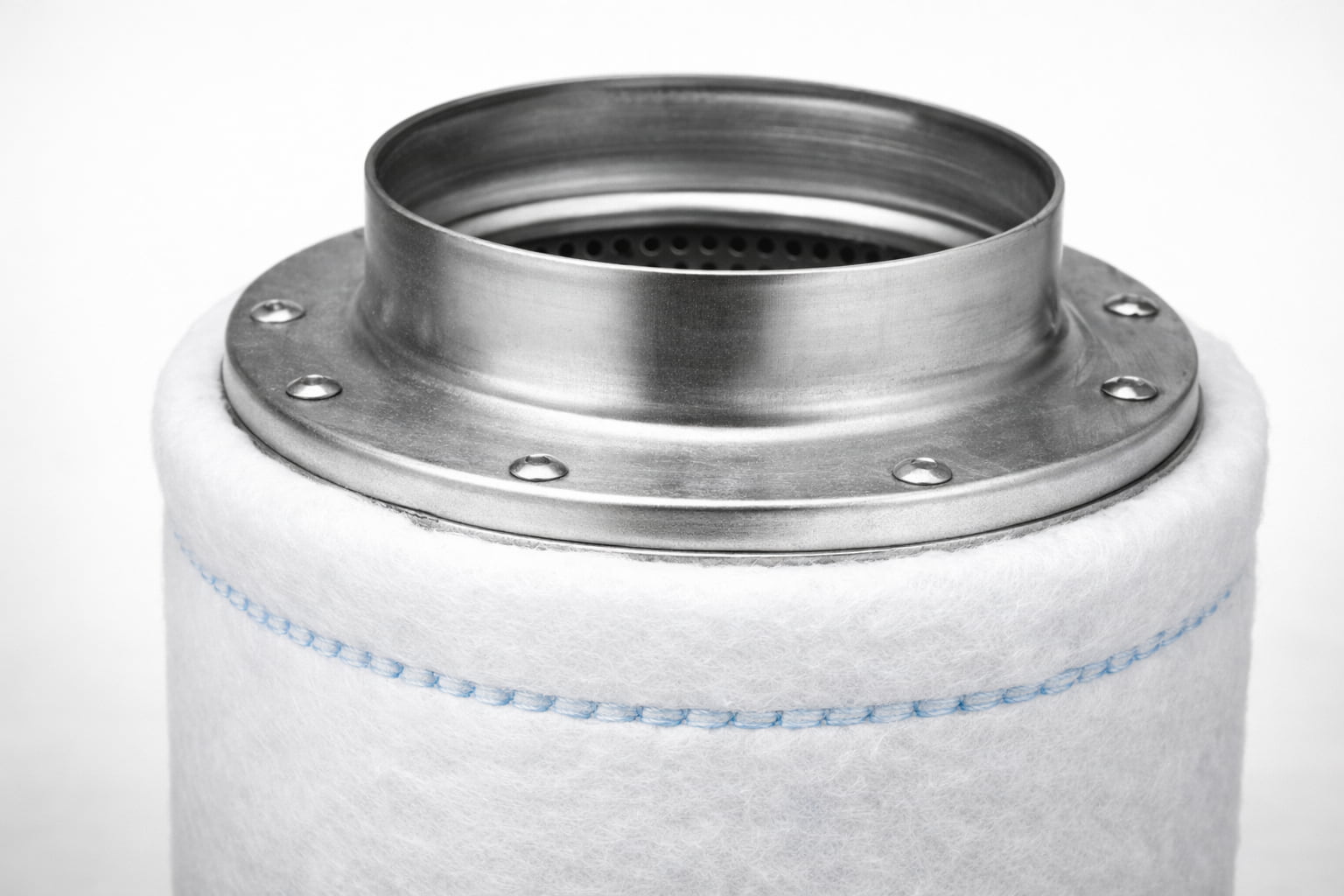 Detalle de conexión metálica en filtros de carbón activo Can-Filters