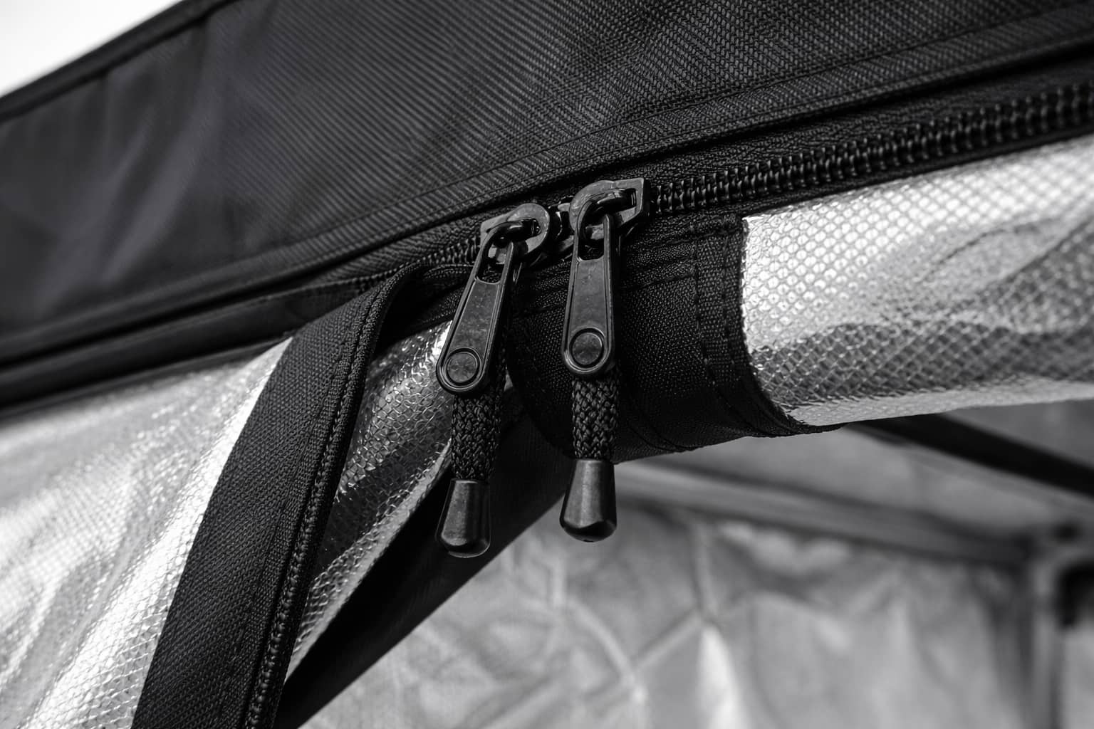 Detalle de cremalleras resistentes en armario de cultivo indoor Cultibox