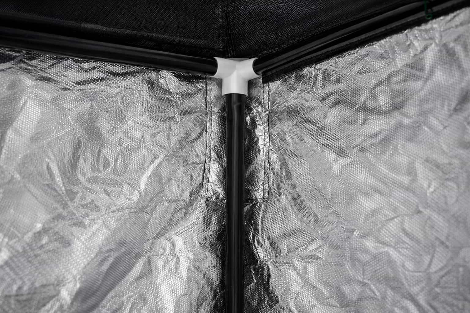 Detalle de las esquinas y estructura de tubos de un armario de cultivo Cultibox