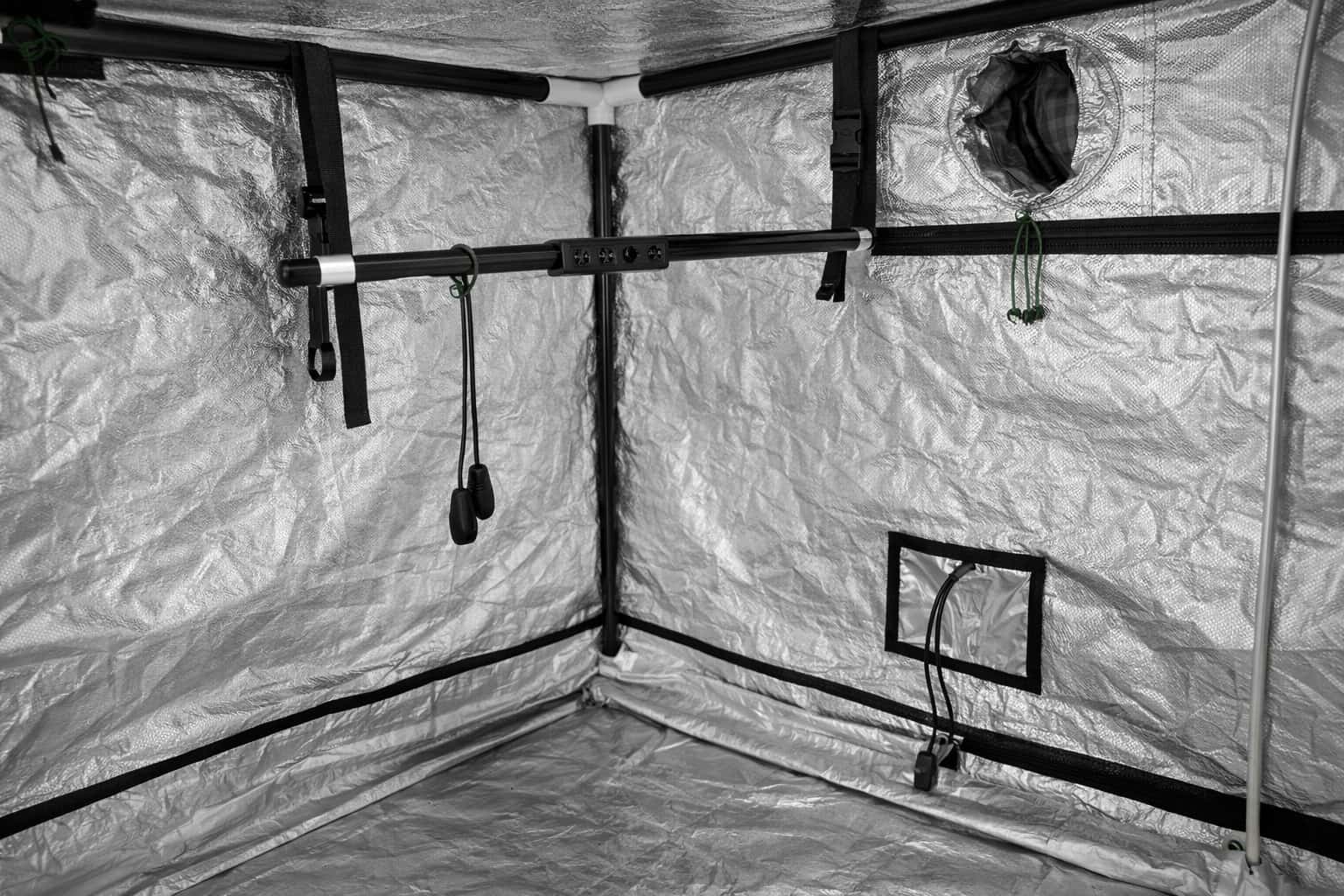 Interior de armario de cultivo Cultibox con estructura metálica y material reflectante