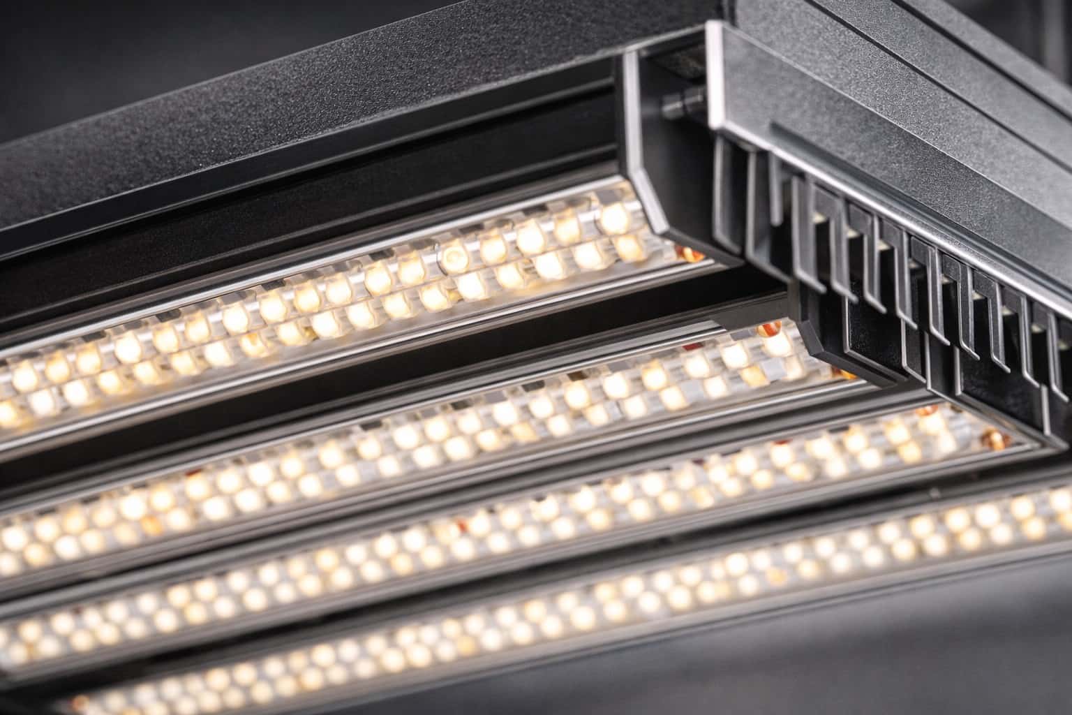 Detalle de barras LED de iluminación para cultivo interior de marihuana con disipación de calor en aluminio