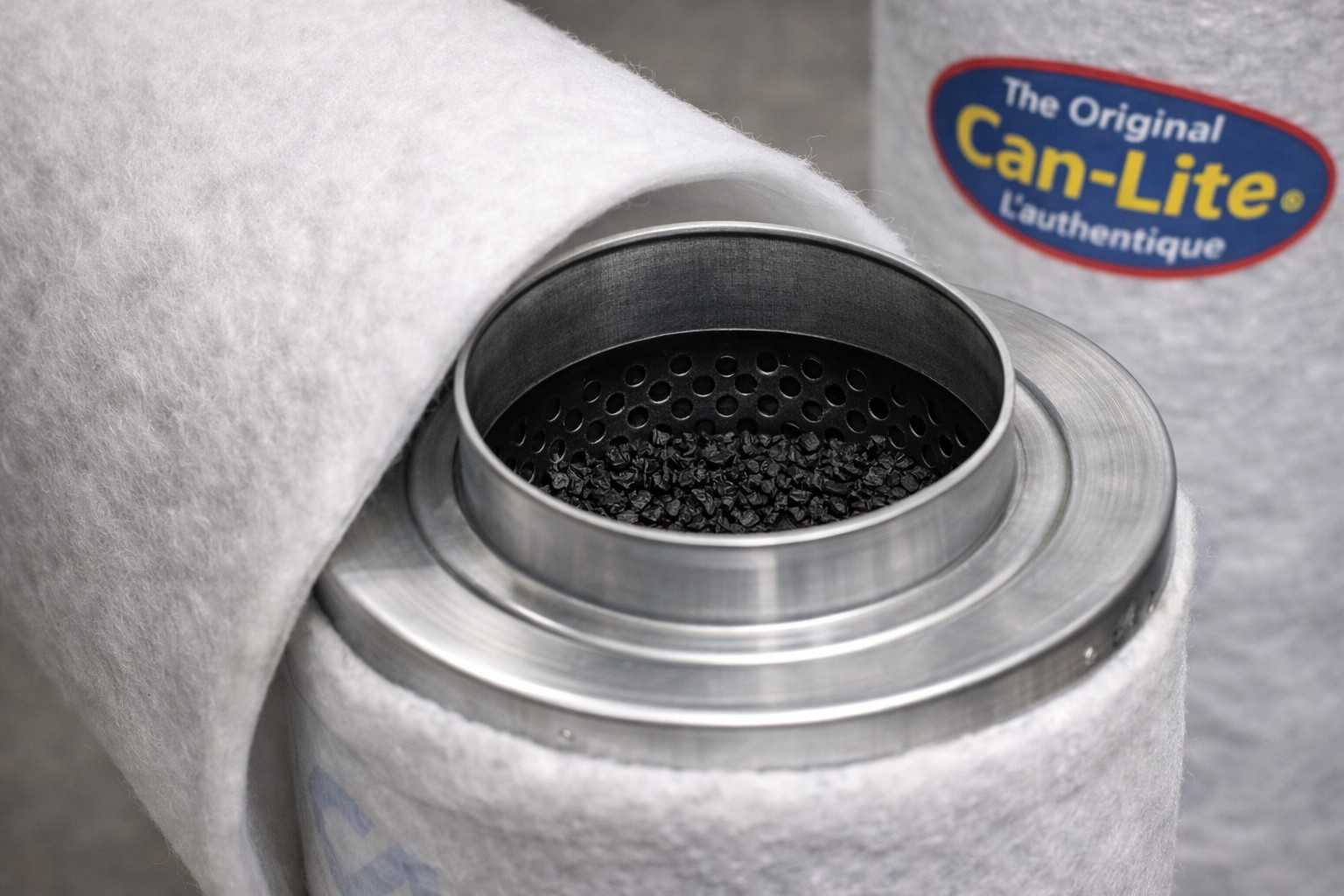 Detalle del interior de un filtro de carbón activo Can-Lite con carbón granulado para eliminar olores en cultivo indoor de marihuana