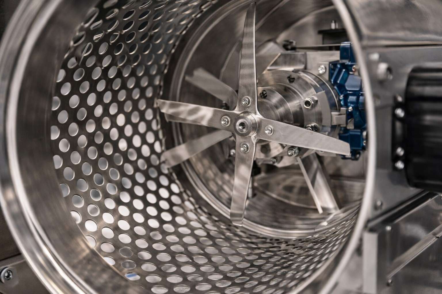 Detalle del tambor y cuchillas de una peladora de cogollos industrial