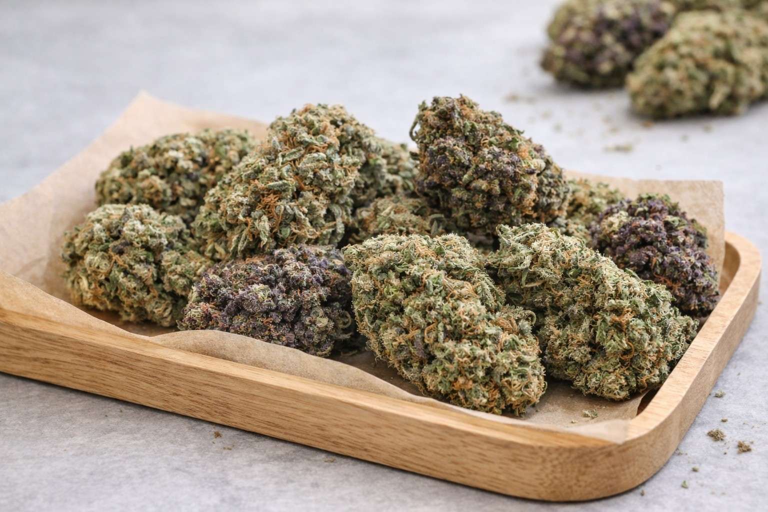 Flores de CBD presentadas sobre bandeja de madera con aspecto natural y curado profesional