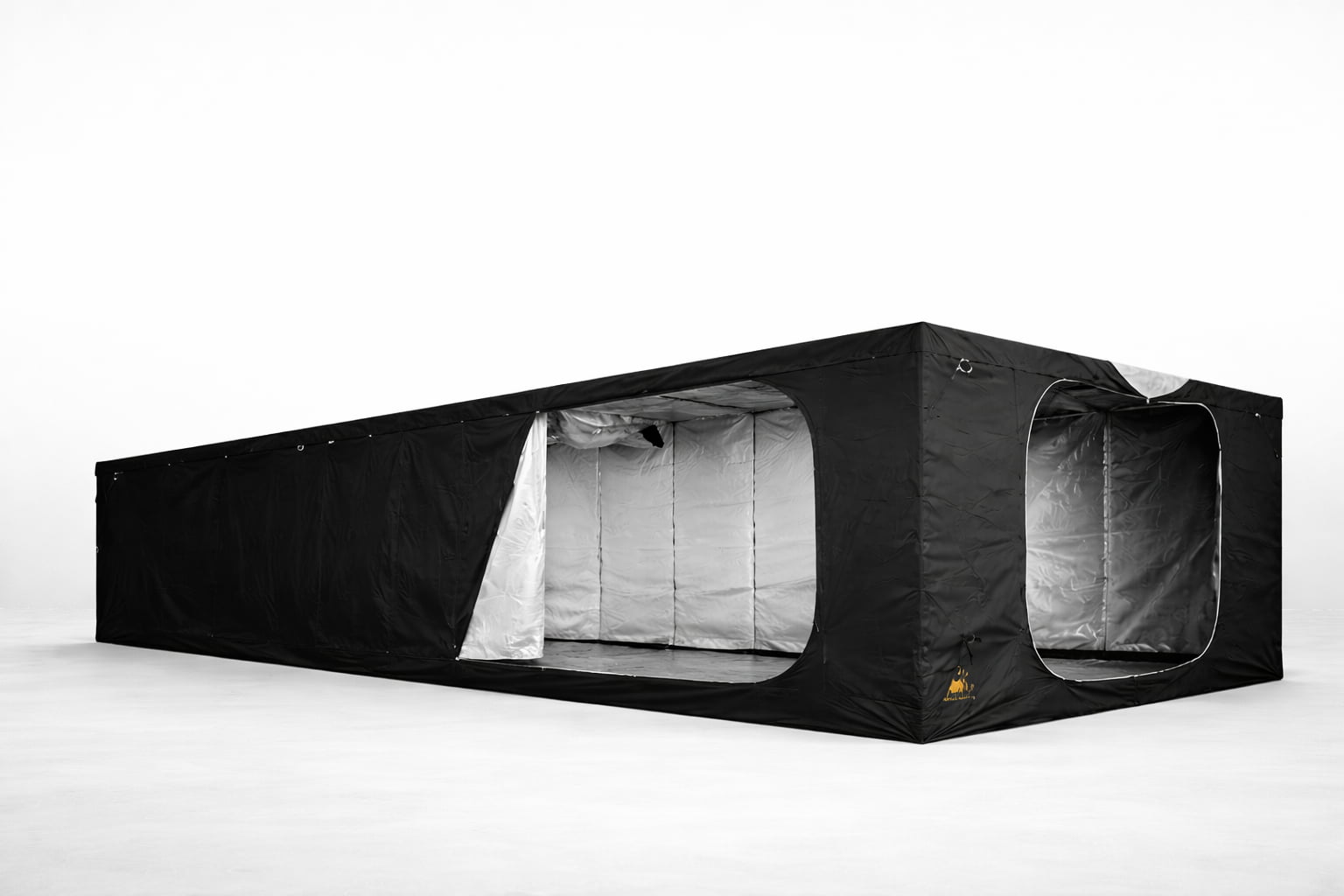 Interior del armario Mammoth con paredes reflectantes y estructura metálica reforzada