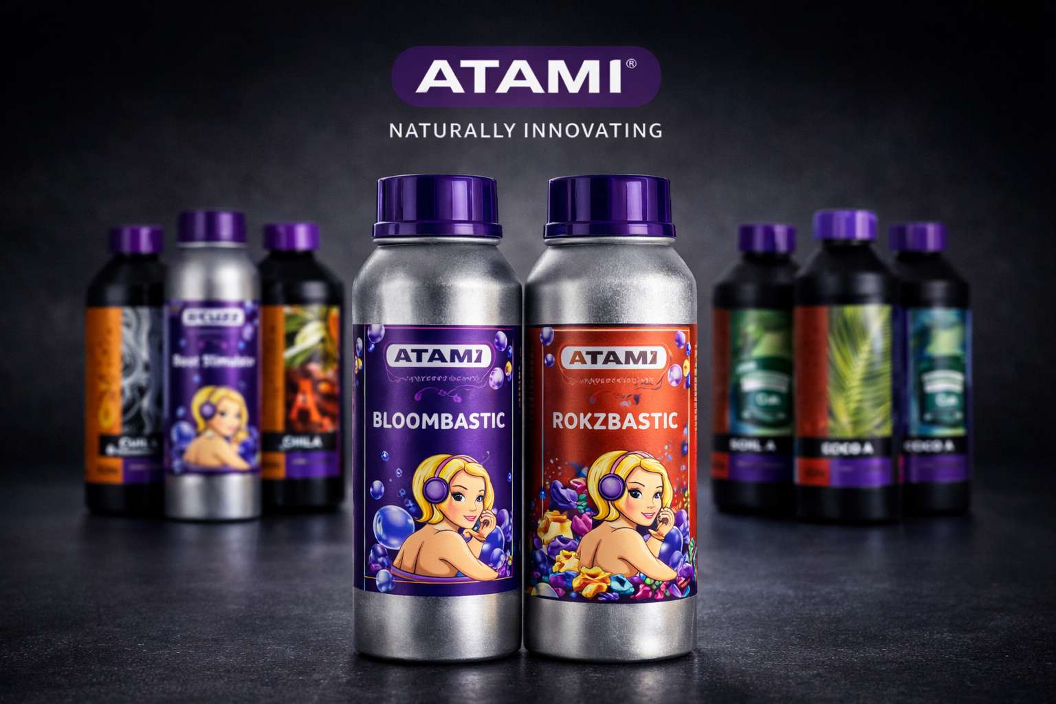 Dos botellas Atami B’Cuzz Bloombastic y Rokzbastic en primer plano con el logotipo ATAMI sobre fondo oscuro