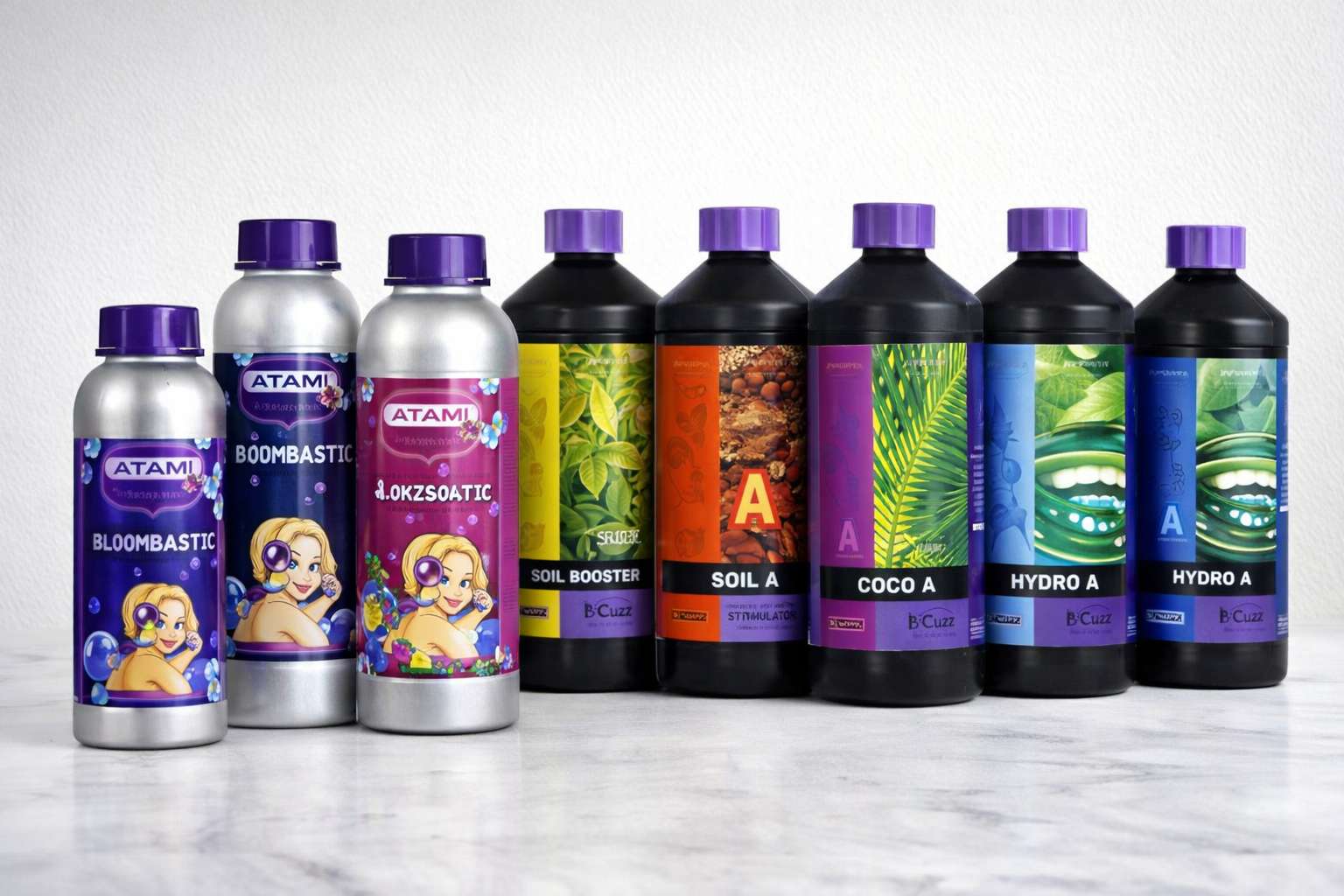 Botellas y aditivos Atami B’Cuzz alineados sobre superficie clara con etiquetas Bloom Stimulator, Coco A, Hydro A y Soil A
