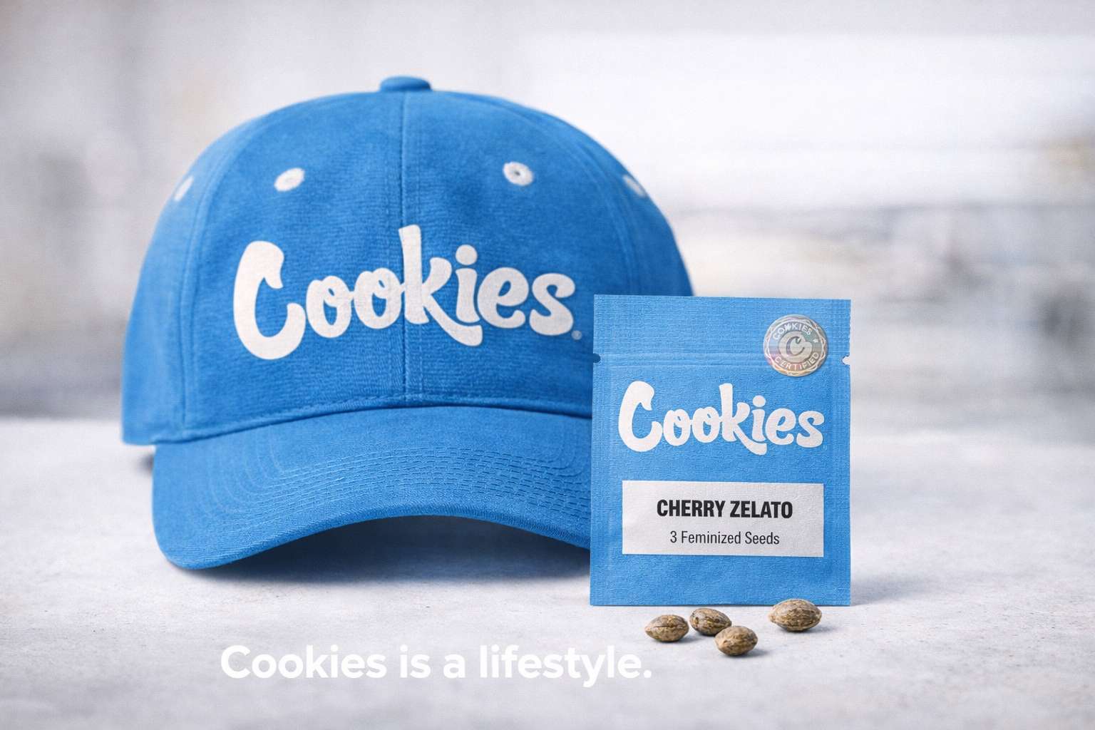 Bolsa Cherry Zelato Cookies Seed Bank junto a gorra azul con logotipo Cookies y semillas sobre superficie clara
