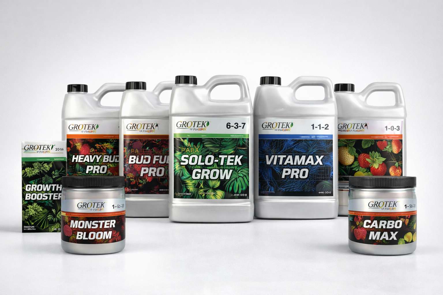 Lineup de Grotek con Solo-Tek Grow, Vitamax Pro, Heavy Bud Pro, Bud Fuel Pro, Monster Bloom y Carbo Max sobre fondo blanco