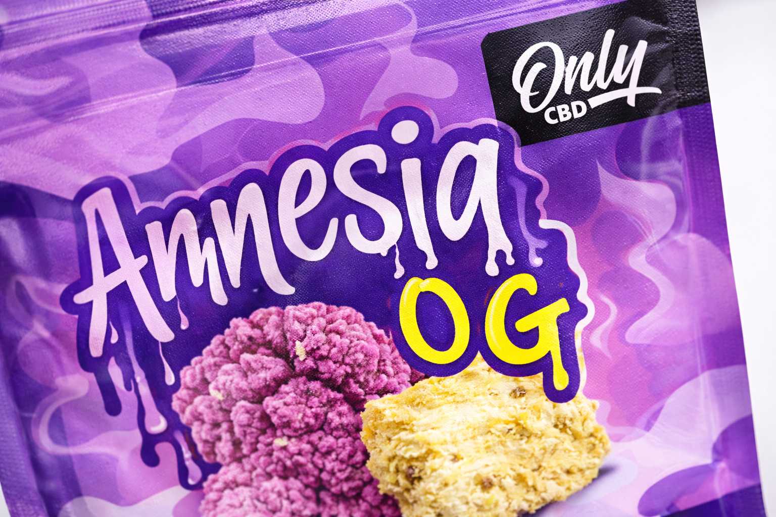 Detalle del envase morado Amnesia OG de Only CBD con el logotipo en la esquina superior y la ilustración del producto