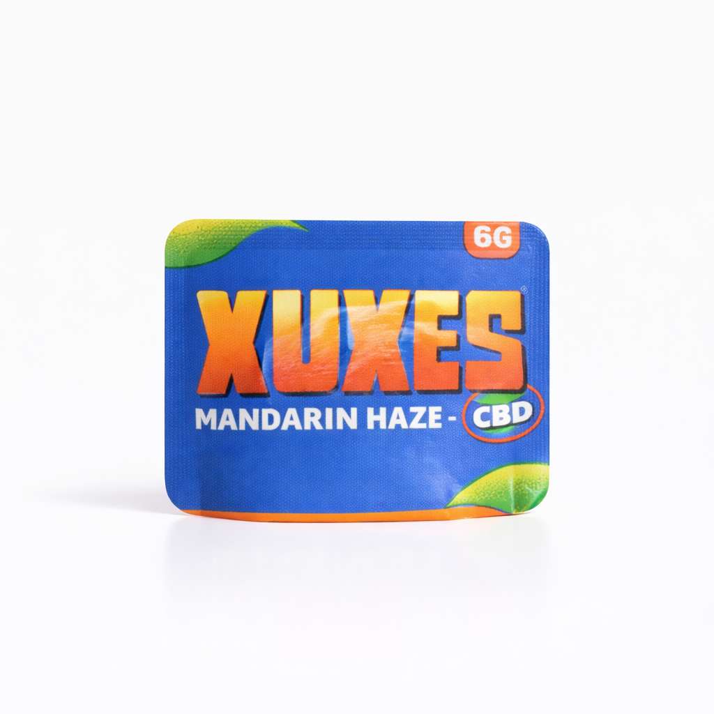 Envase azul Xuxes Mandarin Haze CBD con marca en grande y etiqueta 6G, sobre fondo blanco